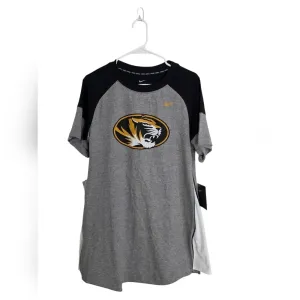 Nike Women's Gray and Black Graphic Tee