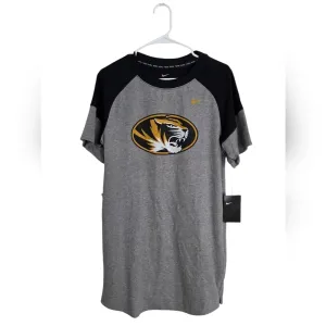 Nike Women's Gray and Black Graphic Tee