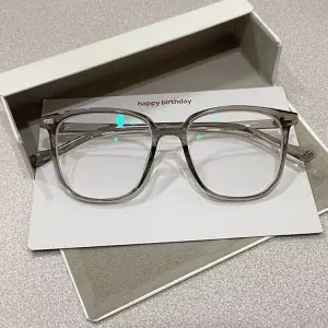These large-framed, slimming, high-definition, blue light blocking glasses, the same style seen on Xiaohongshu, are perfect for high prescriptions, exuding a gentle and sophisticated style, and are a must-have for any outing.