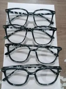 These large-framed, slimming, high-definition, blue light blocking glasses, the same style seen on Xiaohongshu, are perfect for high prescriptions, exuding a gentle and sophisticated style, and are a must-have for any outing.